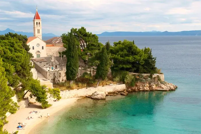 Dominikanerkloster in Bol auf der Insel Brac, mit Blick auf das Gebäude und die umliegende Landschaft.