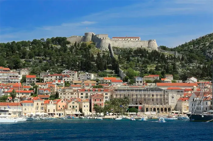 Blick von der See auf den Hafen von Hvar mit der Festung Španjola oben auf dem Berg.