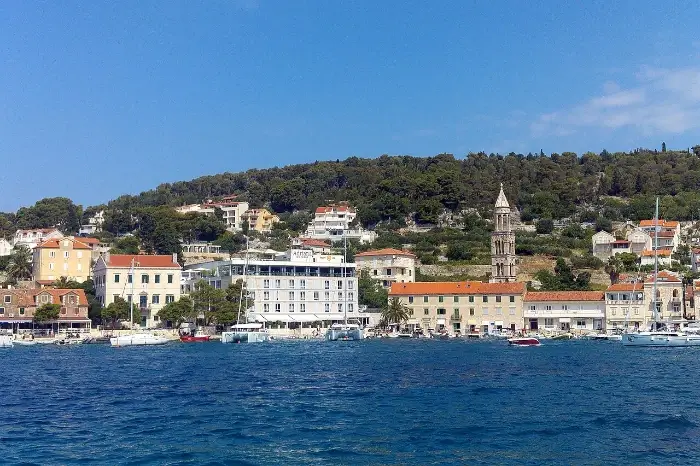 Blick auf Hvar-Stadt von der Hafenseite aus mit Sicht auf die Altstadt und das Meer.