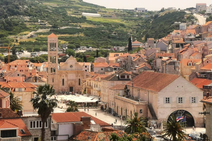 Blick auf den Hauptplatz von Hvar, Trg svetog Stjepana, mit der Kathedrale St. Stephan und dem Arsenal im Hintergrund.