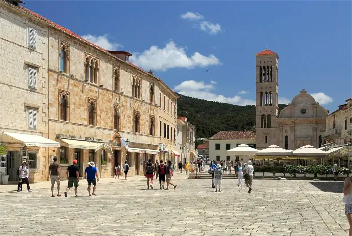 Blick vom Innenhafen Mandrač in Richtung Osten auf den Trg Svetog Stjepana mit der gleichnamigen Kirche im Hintergrund, beeinflusst durch venezianische Architektur.