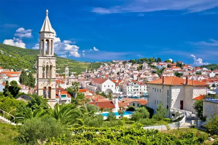 Blick auf Hvar-Stadt auf der Insel Hvar in Kroatien.