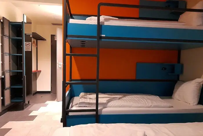 Ansicht eines Hostels mit Doppelstockbetten in einem Schlafraum.