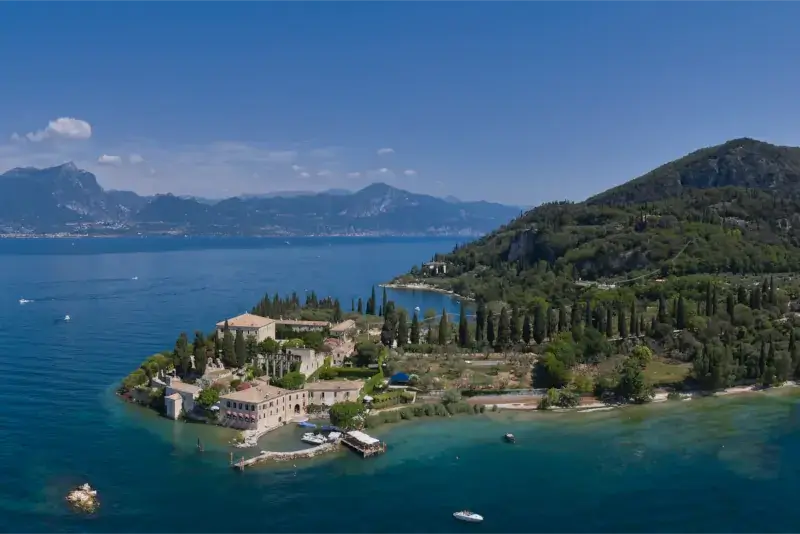 Luftaufnahme von Punta San Vigilio, Garda. Draufsicht auf den Park Baia delle Sirene.