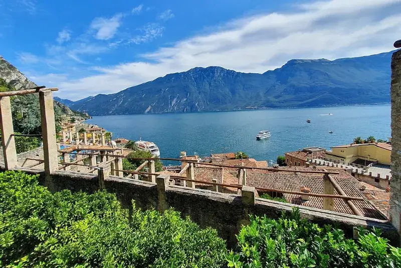 Blick von der Limonaia al Castél über die Umgebung auf den Gardasee.