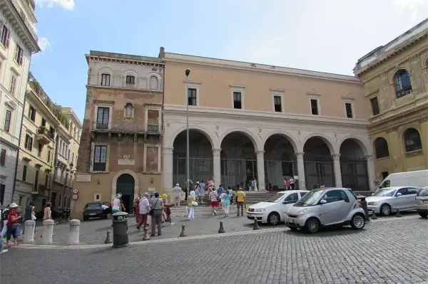 Fassade der Basilika San Pietro in Vincoli in Rom, Italien.