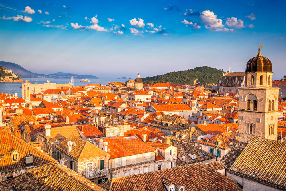 Wo massivste Steinmauern auf glitzerndes Meeresblau treffen und gotische Türme den Himmel berühren, liegt Dubrovnik.