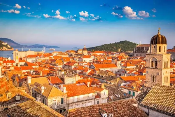 Blick über die roten Dächer von Dubrovnik bis zur Insel Lokrum.