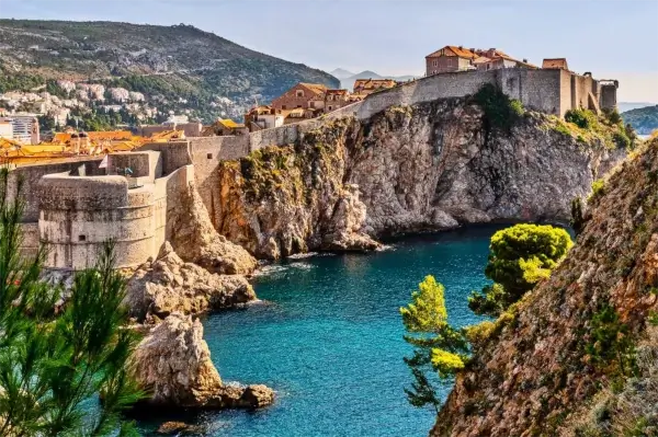 Blick auf die Stadtmauern von Dubrovnik.