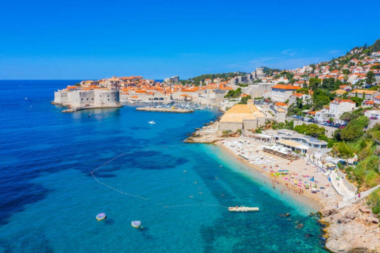 Blick auf Dubrovnik mit Stadtmauern, Hafen und Plaža Banje.