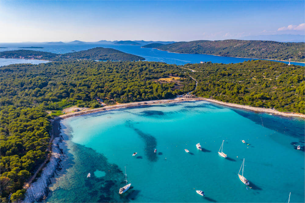 Luftaufnahme von der wunderbaren Lagune an der Strandbucht von Sakarun auf der Insel Dugi Otok, Kroatien