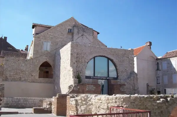 Haupteingang des Ethnografischen Museums in Split, Kroatien.
