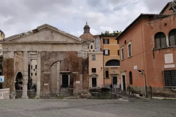 Ansicht einer Straße im jüdischen Ghetto von Rom, Italien, mit historischen Gebäuden und Fußgängern.