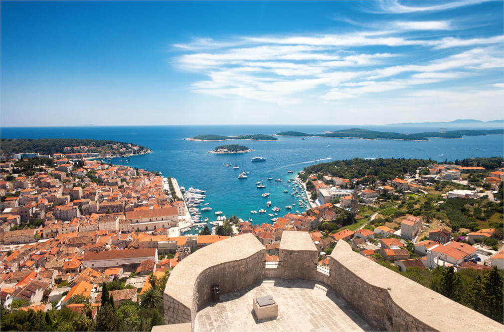 Panoramasicht von der Spanische Festung auf die Hvar-Stadt auf der Insel Hvar, Kroatien.