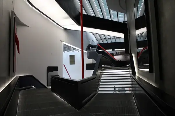 Innenansicht des MAXXI Museums in Rom, Italien, mit moderner Architektur.