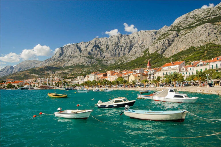 Die Makarska Riviera erstreckt sich entlang eines atemberaubenden Küstenabschnitts, gesäumt von Kiefernwäldern und dem majestätischen Biokovo-Gebirge im Hintergrund.