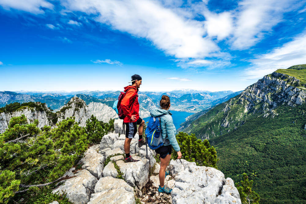 Zwei Wanderer auf dem Monte Baldo mit Blick auf den Gardasee.