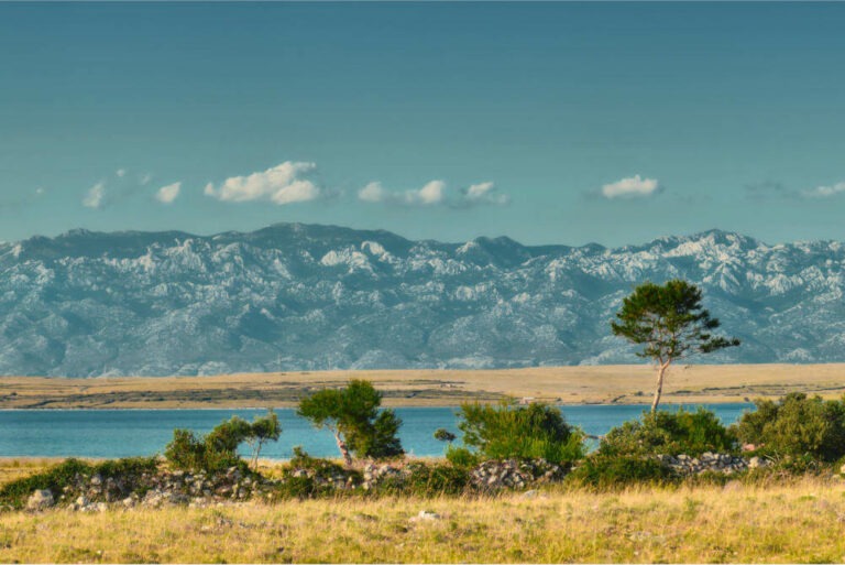 Blick von der Insel Vir in Kroatien auf die Insel Pag und das Velebit-Gebirge im Hintergrund.