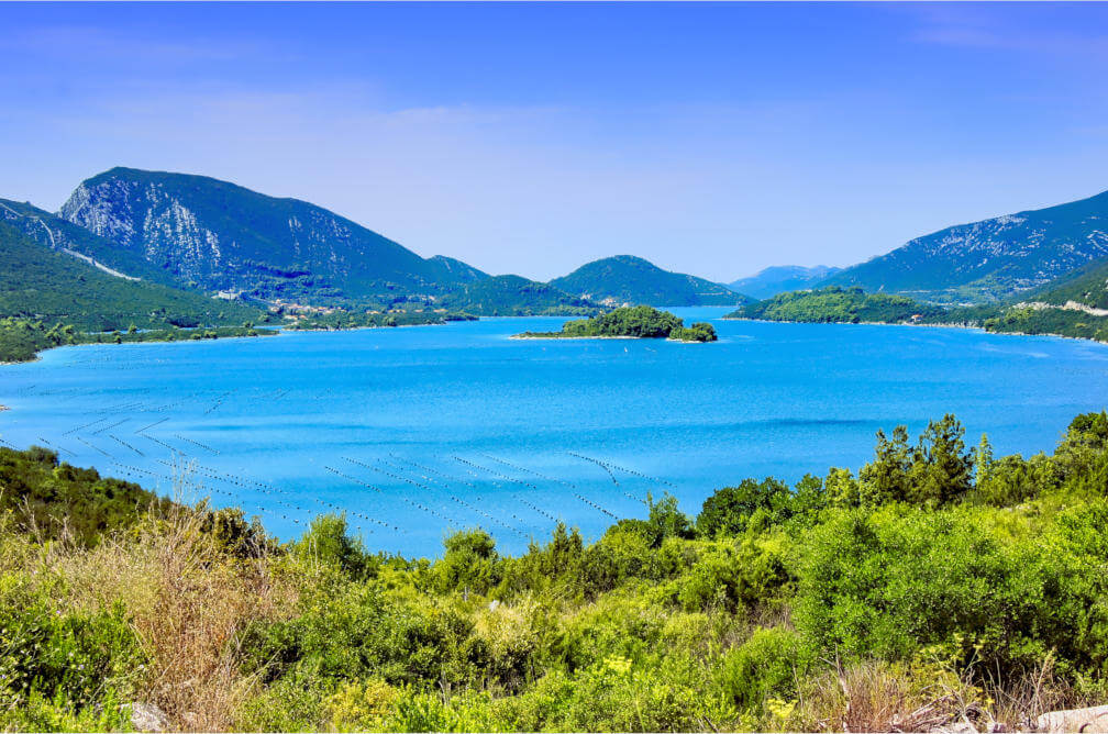 Panoramablick auf das blaue Wasser entlang der Halbinsel Pelješac in der Nähe von Mali Ston, Kroatien