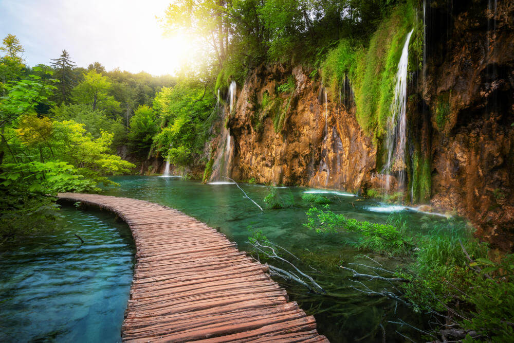Die Nationalparks Plitvicer Seen in Kroatien. Eine Kette aus 16 terrassenförmig angeordneten Seen, verbunden durch schimmernde Wasserfälle.