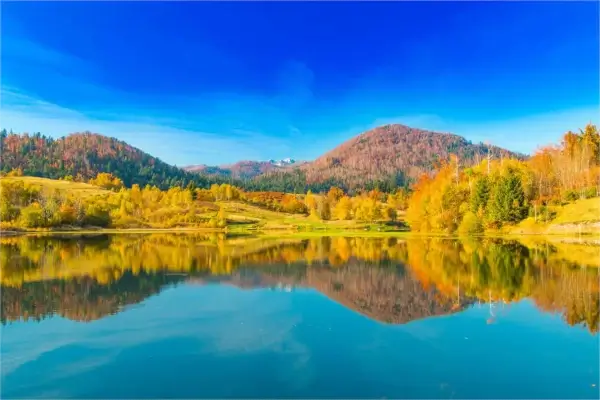 Berg Risnjak und wunderschöne bunte Landschaft des Sees Mrzla vodica in Gorski kotar, Kroatien