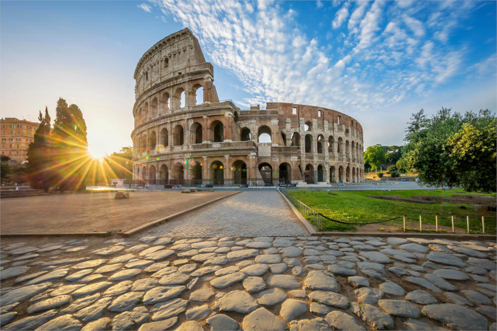 Kolosseum in Rom bei Sonnenaufgang, Italien