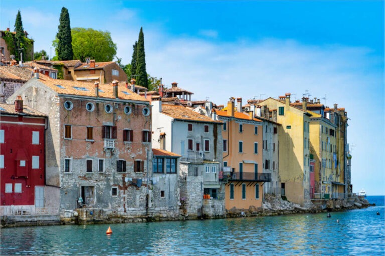 Blick von der Adria auf die Altstadt und den Hafen Rovinj, Kroatien