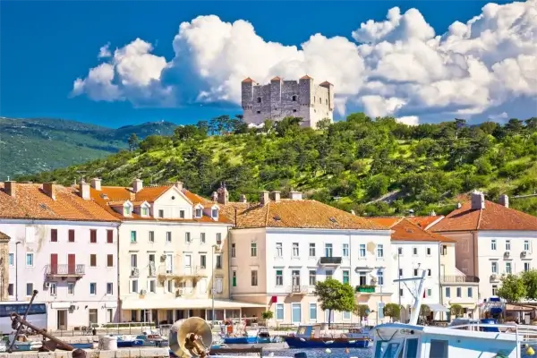 Blick auf die Stadt Senj und die Festung Nehaj, Kroatien