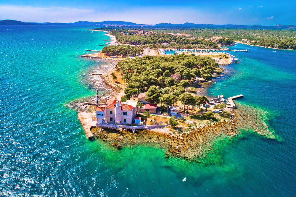 Svjetionik Jadrija Leuchtturm am Eingang der Bucht von Sibenik, Kroatien