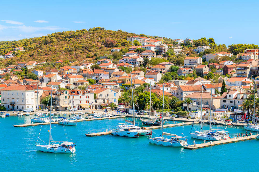 Blick auf die Küste der Stadt Trogir, und auf die UNESCO-geschützte Altstadt mit bunten Häusern, Dalmatien, Kroatien.