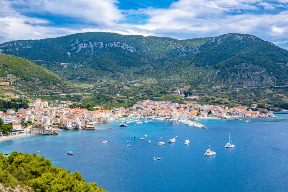 Blick auf Komiža, die kroatische Kleinstadt mit Hafen auf der Insel Vis, Kroatien.