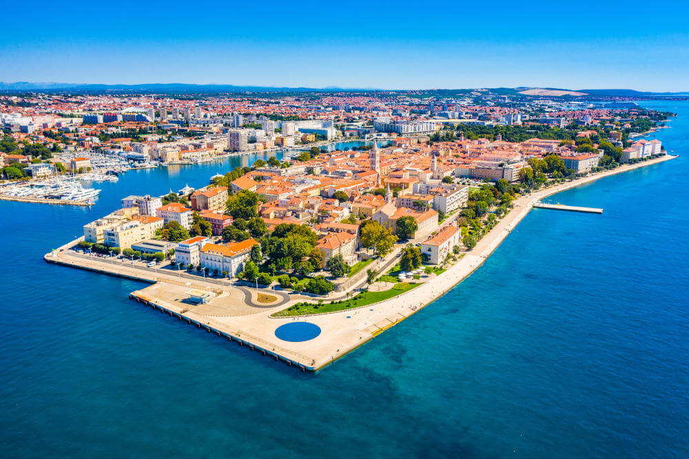 Altstadt von Zadar, Kroatien mit Blick auf die Meeresorgel.