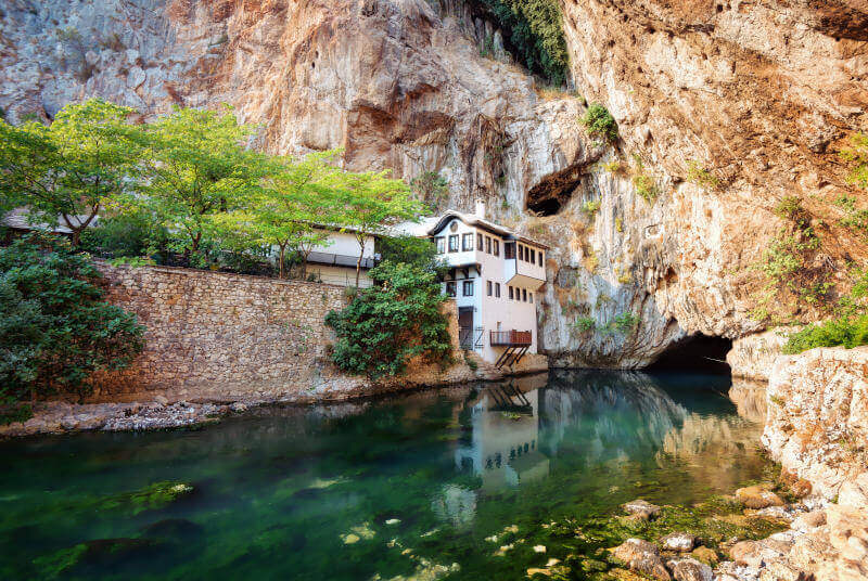 Vrelo Bune ist das natürliche und architektonische Ensemble an der Quelle des Buna-Flusses in der Nähe von Blagaj Bosnia Tekiye