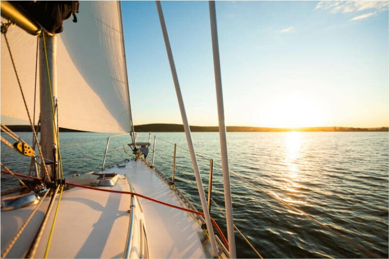 Weißes Boot segelt am Sommertag im Meer.