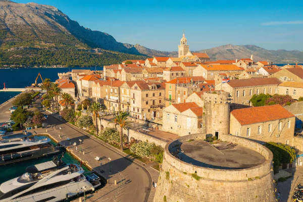 Schöner Blick auf Altstadt von Korcula-Stadt auf der Insel Korcula, Adria, Kroatien.