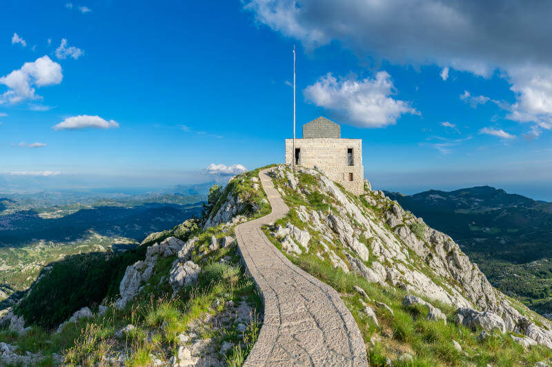 Negosh-Mausoleum auf dem Gipfel des hohen und malerischen Berges Lovcen.