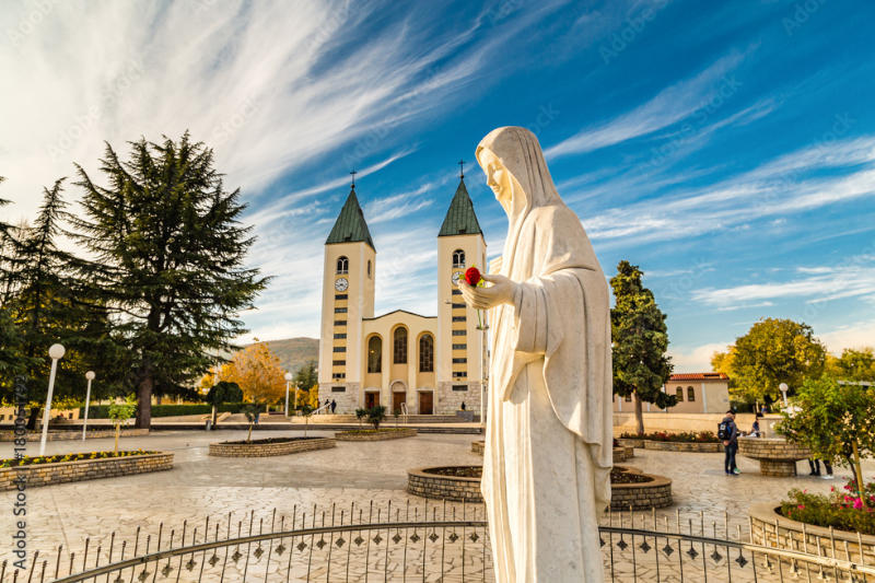 Blick auf eine Statue der Jungfrau Maria im Heiligtum, Medjugorje, Bosnien und Herzegowina.