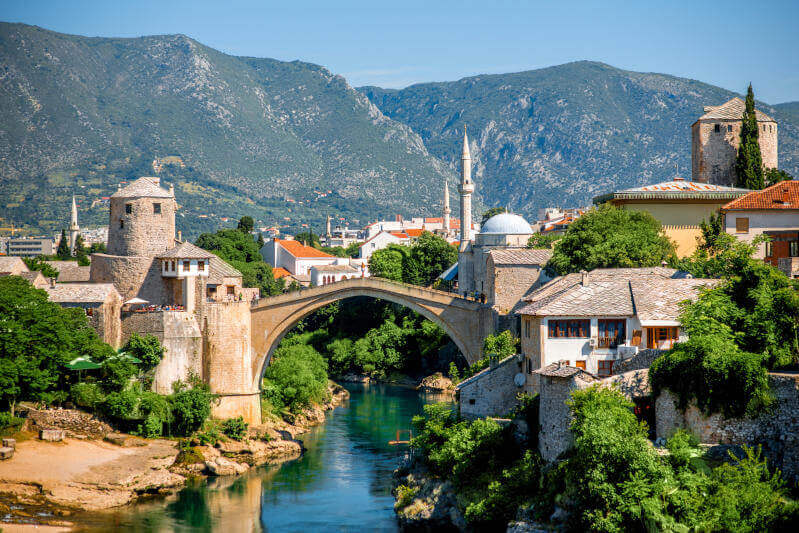 Blick auf die Alte Brücke, rekonstruierte osmanische Brücke aus dem 16. Jahrhundert, Hauptattraktion der Altstadt von Mostar, Bosnien und Herzegowina