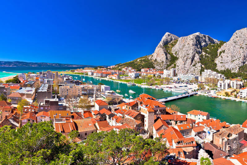 Panoramablick auf die Stadt Omis und die Mündung des Flusses Cetina