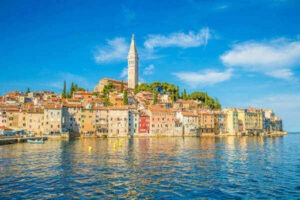 Blick auf die Hafenstadt Rovinj und die Kirche der Hl. Euphemia, Istrien, Kroatien.