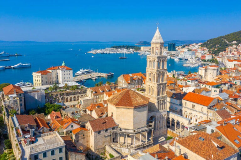 Blick auf der Altstadt von Split, dominiert vom Glockenturm der Kathedrale St. Domnius, Kroatien