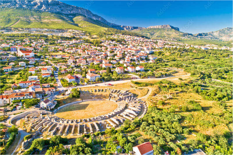 Blick auf Solin und auf das antike Amphitheater in Salona