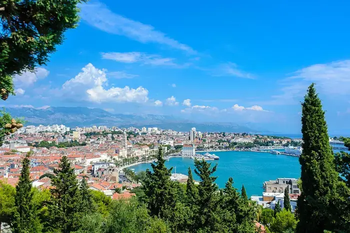 Panoramaaufnahme von Split mit Blick vom Marjan-Hügel auf die Altstadt und den Hafen.