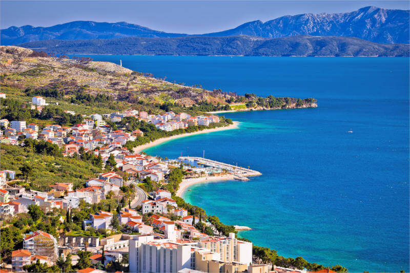 Blick auf die Uferpromenade von Tucepi an der Makarska Riviera in Kroatien