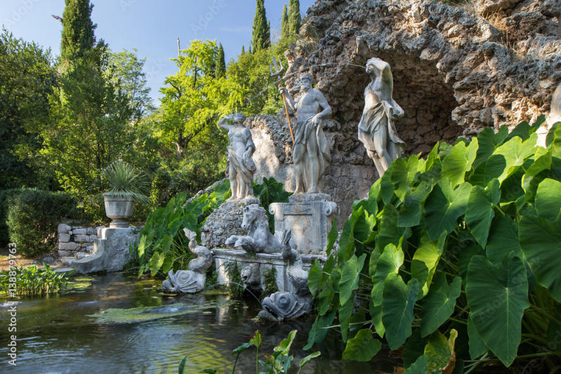 Statuen und Vegetation am Neptunbrunnen im Arboretum in Trsteno, Kroatien.