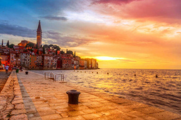 Die Altstadt von Rovinj bei Nacht in der Adria