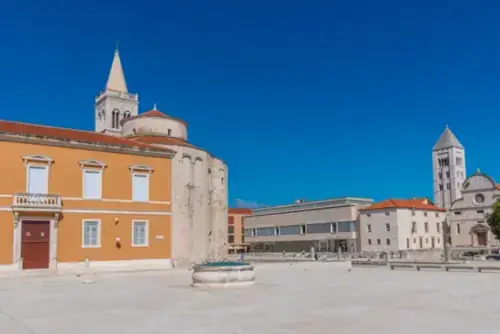 Platz Zeleni trg in Zadar mit der Kirche St. Donatus, der Kirche St. Marija und dem Archäologischen Museum.