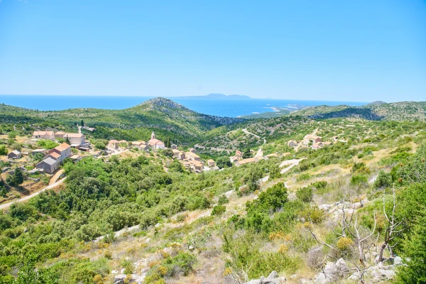 Panoramablick von den Hügeln in der Nähe von Brusje, Hvar, Kroatien