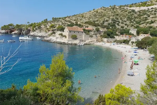 Blick von Osten auf den Strand Dubovica. Küstensiedlung auf der Insel Hvar, Kroatien.