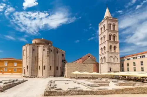 Blick auf das Römische Forum und die Kirche St. Donatus in Zadar, Kroatien